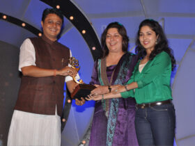 Ridhi & Mrs Shail Kapoor, President of Kashi Jewellers recieving National Jewellery Award 2013 Ridhi & Mrs Shail Kapoor, President of Kashi Jewellers recieving National Jewellery Award 2013